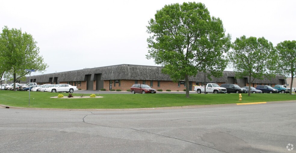 7155-7175 W Commerce Cir, Fridley, MN à louer - Photo du bâtiment - Image 2 de 4