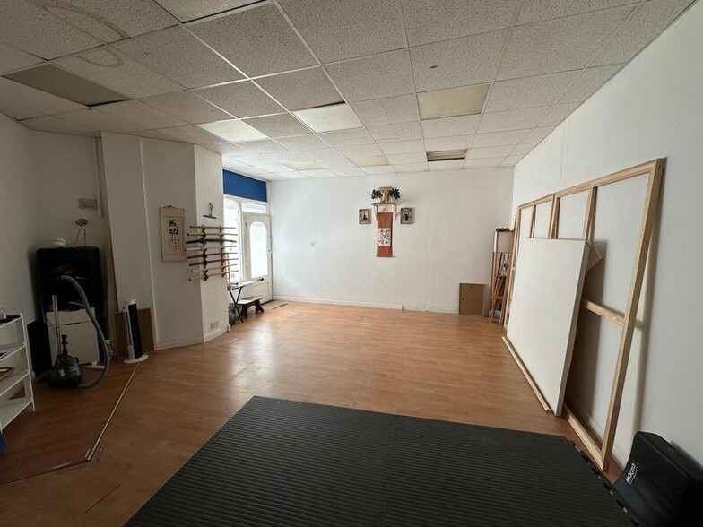 1-40 Village Sq, Brighton à louer - Photo du bâtiment - Image 2 de 9