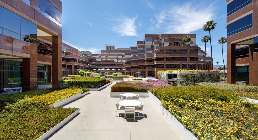 5700 Wilshire Blvd, Los Angeles, CA à louer - Photo du bâtiment - Image 3 de 10