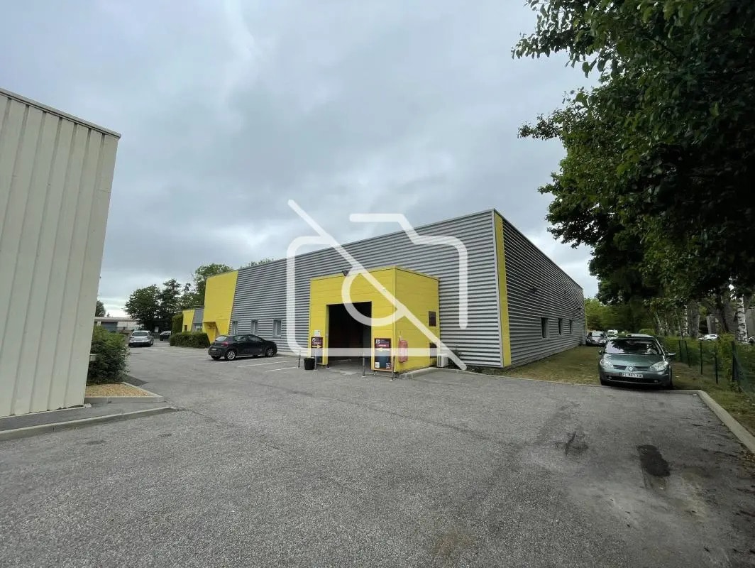 Office in Trappes for lease Building Photo- Image 1 of 18