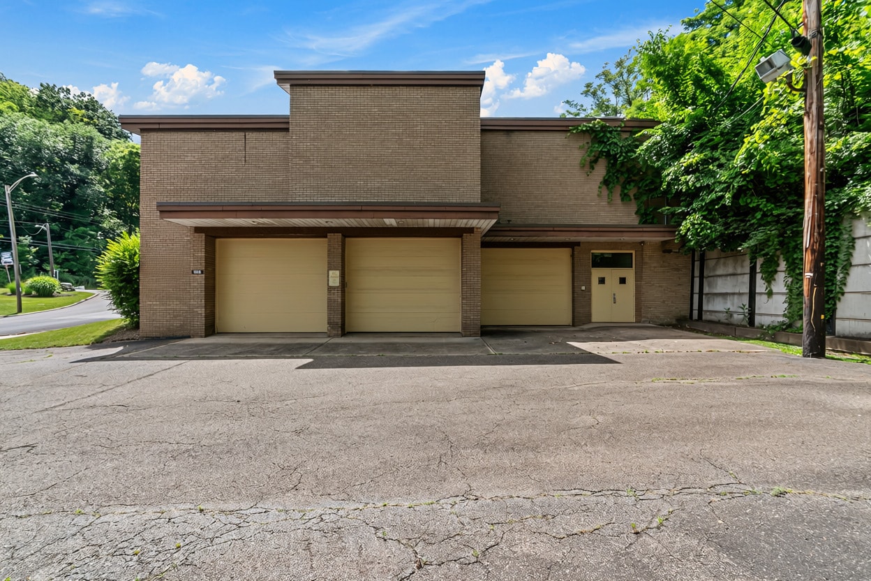 1650 Broadway Ave, McKees Rocks, PA for lease Interior Photo- Image 1 of 5