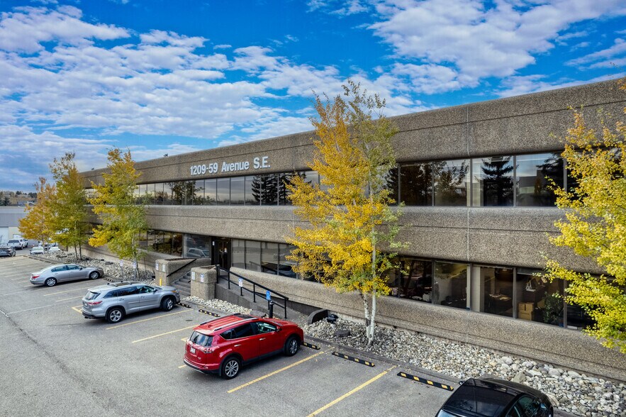 1209 59th Ave SE, Calgary, AB à louer - Photo du bâtiment - Image 2 de 11