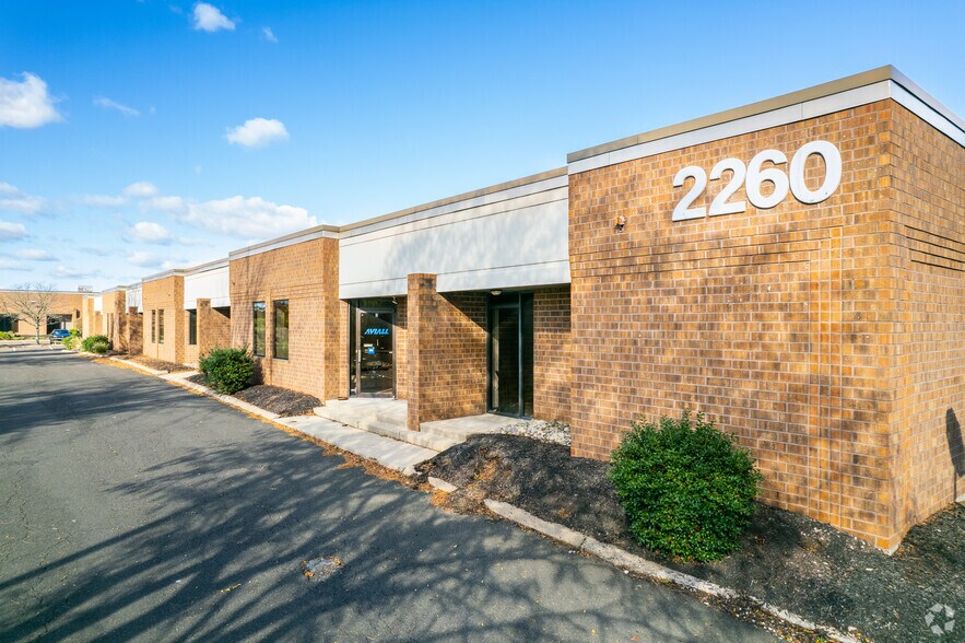 2260 Cabot Blvd W, Langhorne, PA à louer - Photo du bâtiment - Image 1 de 16