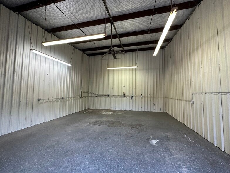 120 N Dooley St, Grapevine, TX à louer - Photo du bâtiment - Image 3 de 5