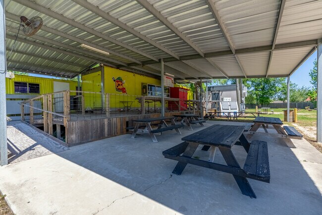 More details for 1411 Houston River Rd, Westlake, LA - Retail for Sale
