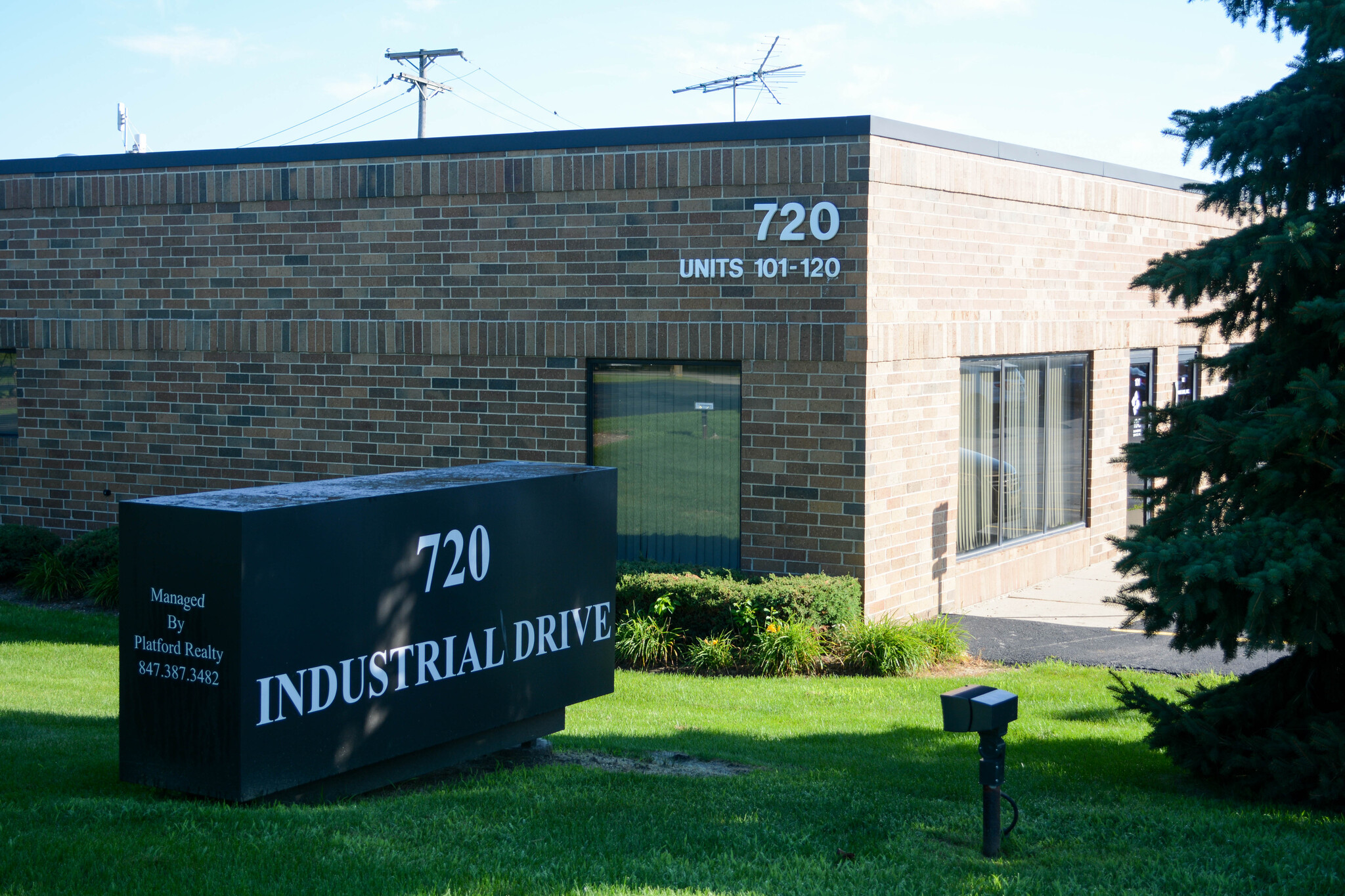 720 Industrial Dr, Cary, IL à louer Photo du b timent- Image 1 de 6