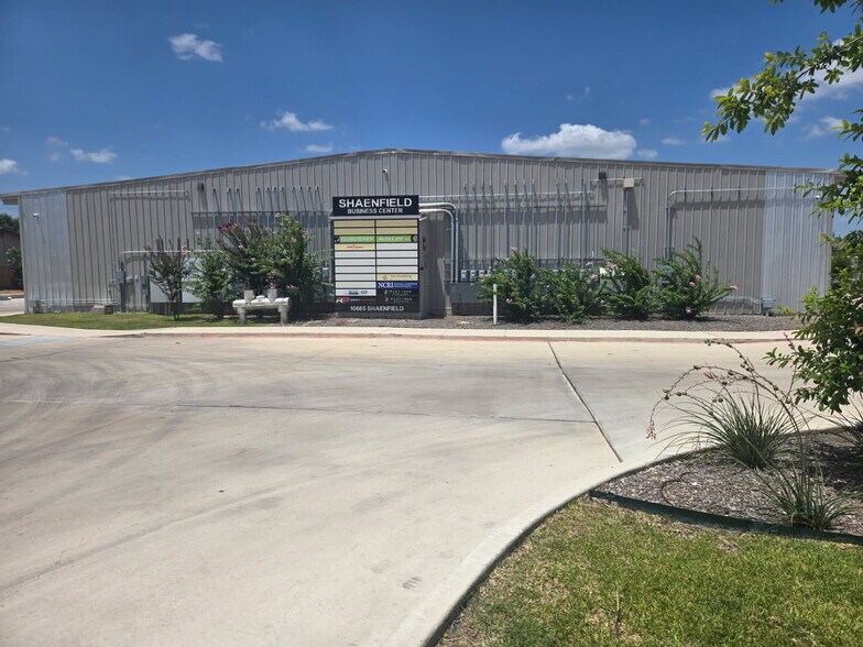 10665 Shaenfield Rd, San Antonio, TX à louer - Photo du bâtiment - Image 1 de 7