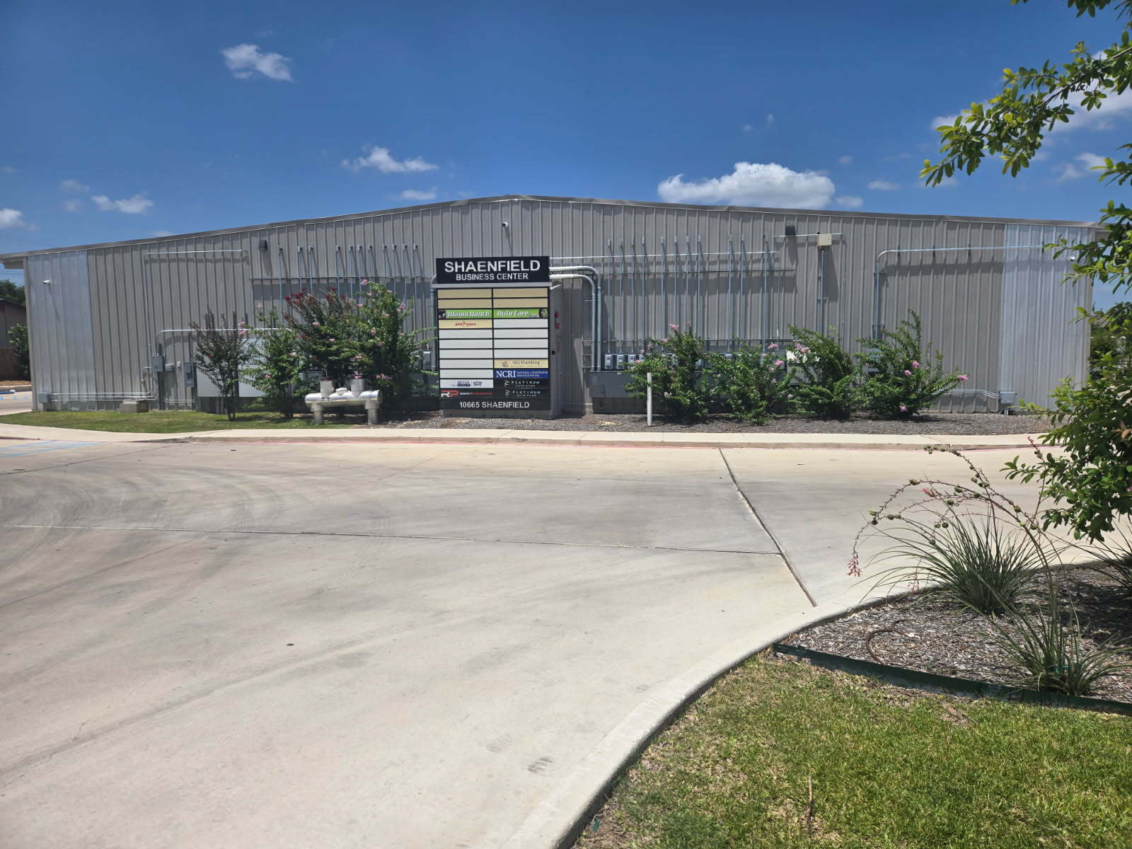 10665 Shaenfield Rd, San Antonio, TX à louer Photo du bâtiment- Image 1 de 8