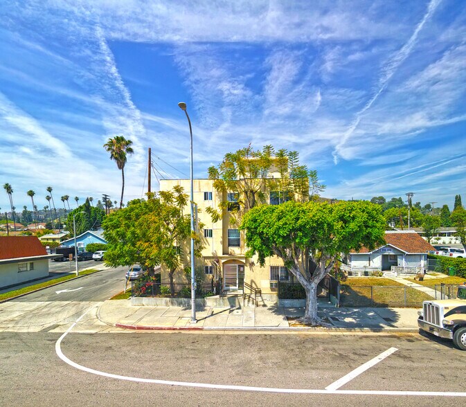 5073 Huntington Dr N, Los Angeles, CA à vendre - Photo du bâtiment - Image 2 de 33