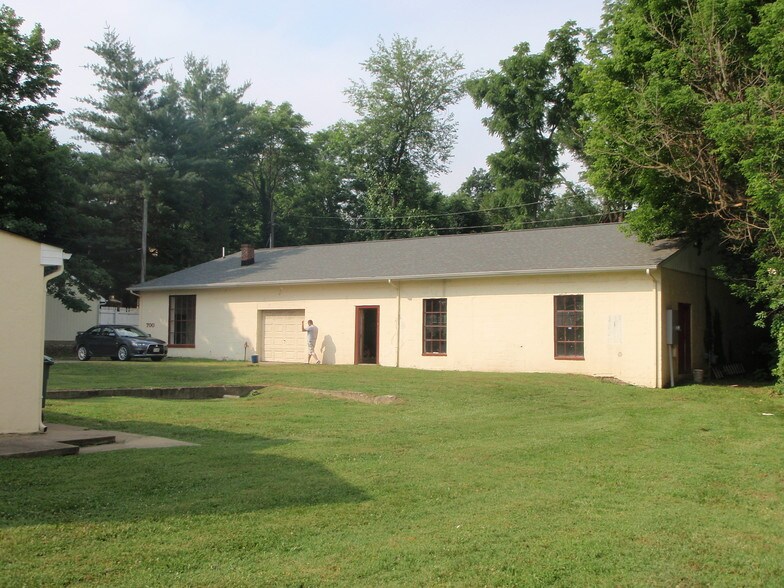 702 Jackson St, Fredericksburg, VA à vendre - Photo du bâtiment - Image 2 de 2
