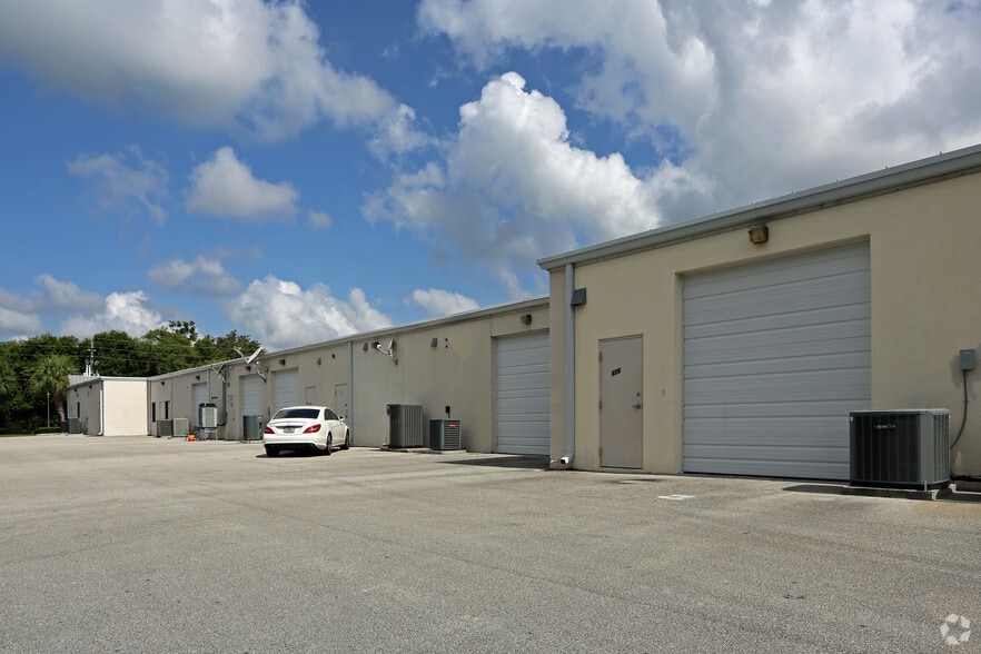 610-628 SE Central Pky, Stuart, FL for lease - Building Photo - Image 2 of 4