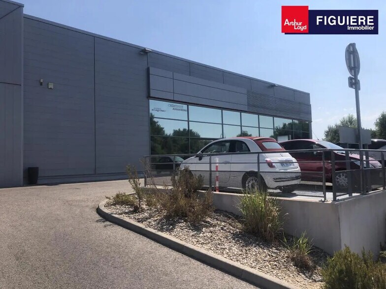 Retail in Salon-de-Provence for lease - Building Photo - Image 2 of 12