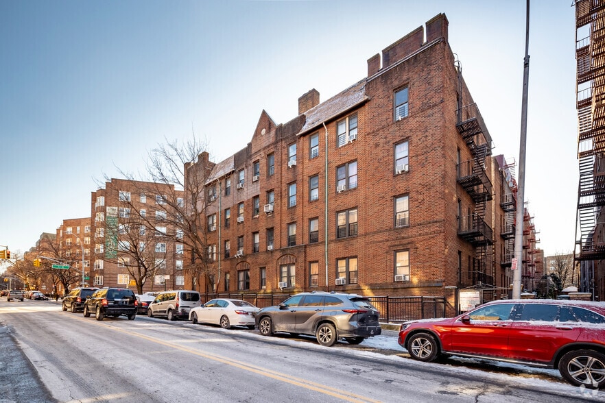 3456 73rd St, Jackson Heights, NY à vendre - Photo du bâtiment - Image 3 de 6