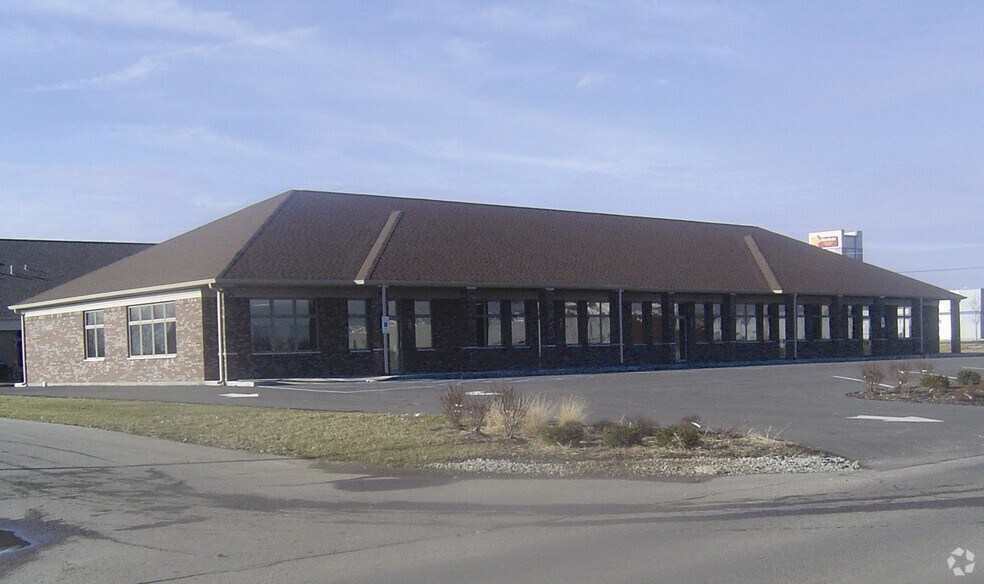 1780-1796 Melody Ln, Greenfield, IN à vendre - Photo du bâtiment - Image 2 de 8