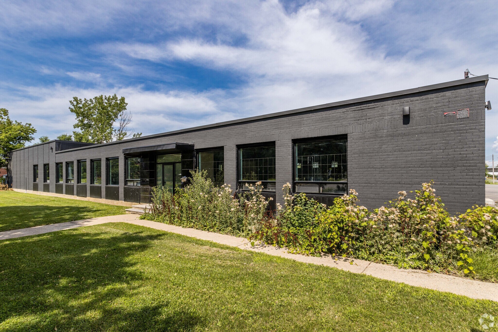 131 Boul Hymus, Pointe-claire, QC à louer Photo du bâtiment- Image 1 de 12