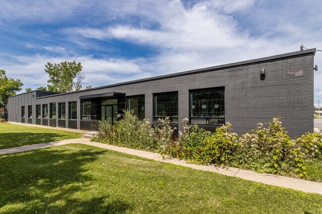 Plus de détails pour 131 Boul Hymus, Pointe-claire, QC - Industriel à louer