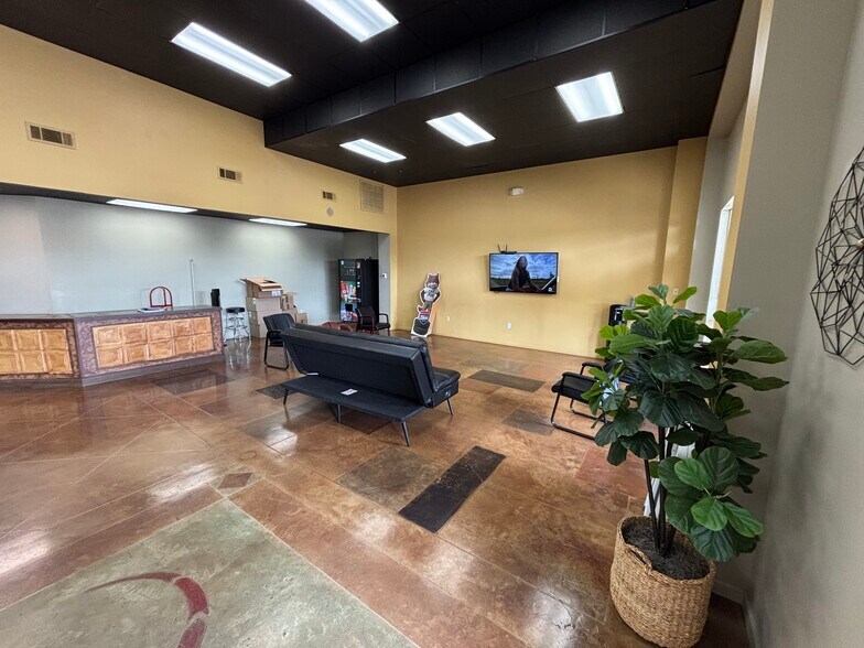 10660 Coursey Blvd, Baton Rouge, LA for lease - Lobby - Image 3 of 4