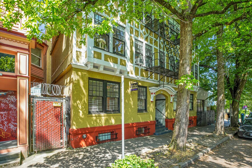 1215 NW 21st Ave, Portland, OR à vendre - Photo du bâtiment - Image 2 de 44