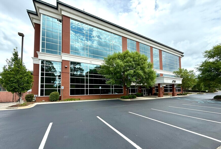 4700 Whitesburg Dr, Huntsville, AL à louer - Photo du bâtiment - Image 2 de 9