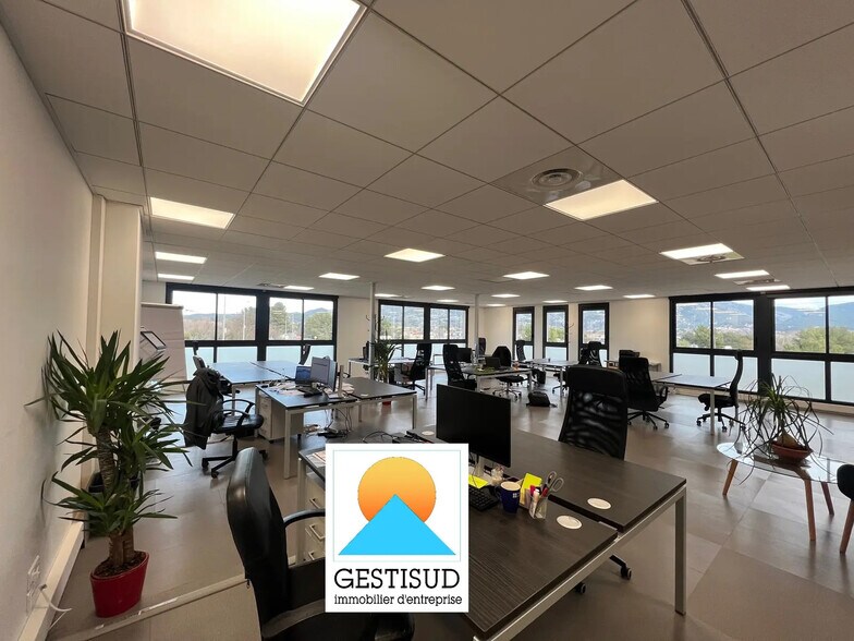 Office in Aubagne for lease - Interior Photo - Image 1 of 6