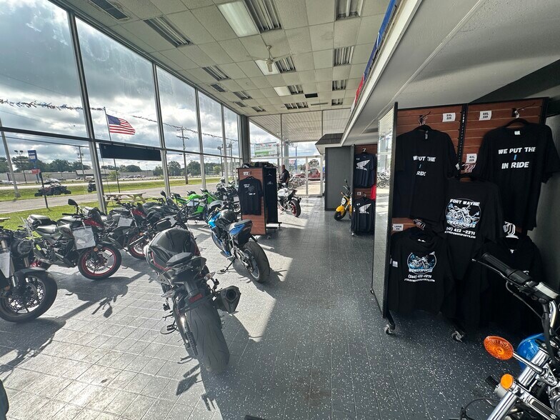 1001 N Coliseum Blvd, Fort Wayne, IN à louer - Photo du bâtiment - Image 2 de 5