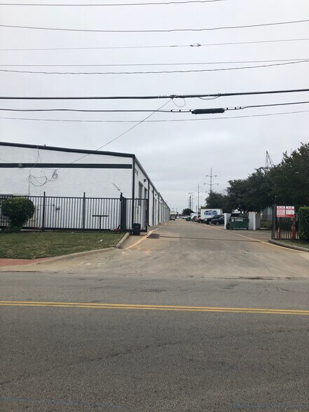 3700 Dilido Rd, Dallas, TX à louer - Photo du bâtiment - Image 3 de 8