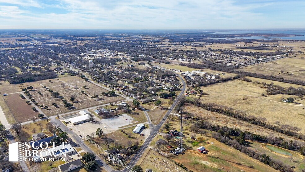 929 N Washington St, Pilot Point, TX à vendre - Photo du bâtiment - Image 2 de 4