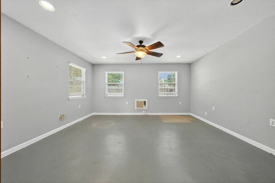 916 E Blanco Rd, Boerne, TX for lease - Building Photo - Image 2 of 3