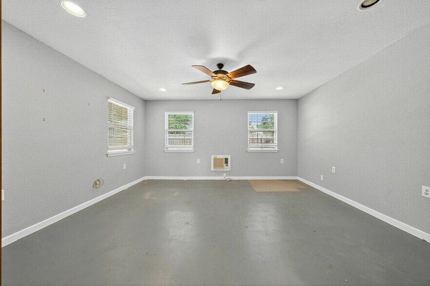 916 E Blanco Rd, Boerne, TX à louer - Photo du bâtiment - Image 2 de 3