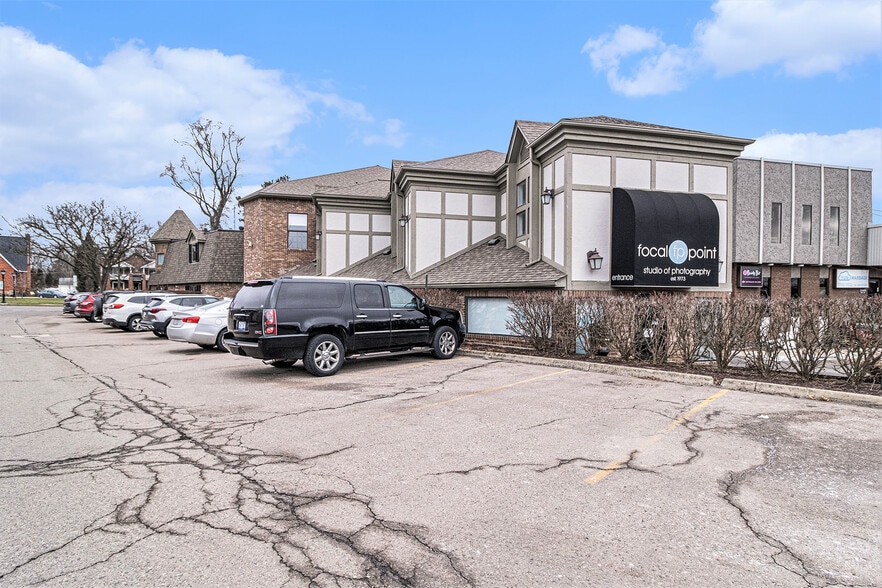 33431 Grand River Ave, Farmington, MI à vendre - Photo du bâtiment - Image 3 de 33