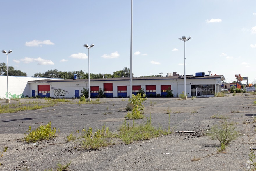 10550 W 8 Mile Rd, Ferndale, MI à vendre - Photo du bâtiment - Image 2 de 7