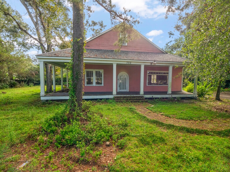 752 N Columbia St, Covington, LA for sale - Building Photo - Image 2 of 12