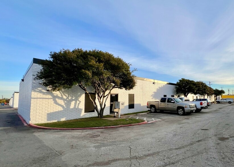 209 S Kirby St, Garland, TX for lease - Building Photo - Image 2 of 7