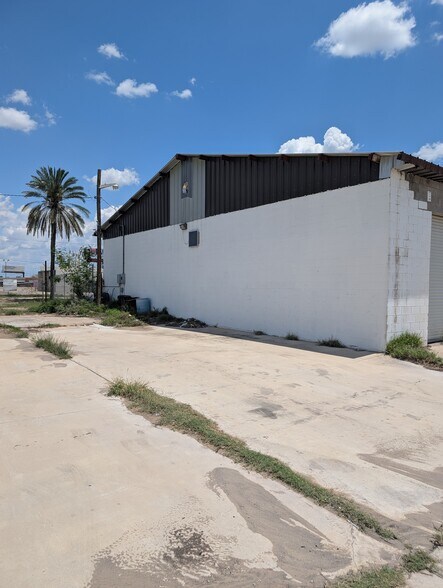 101 W Alamo St, Carrizo Springs, TX à vendre - Photo du bâtiment - Image 3 de 4