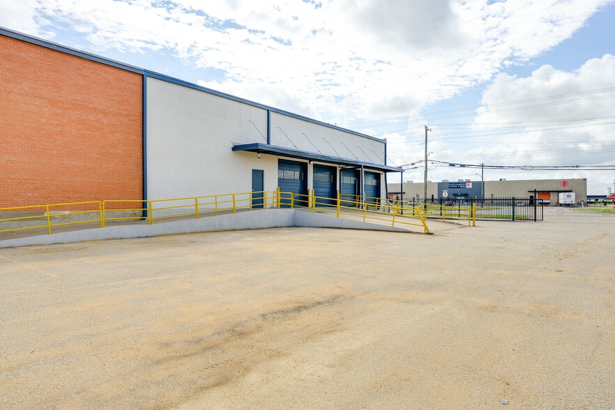 909 Regal Row, Dallas, TX for lease - Building Photo - Image 2 of 10