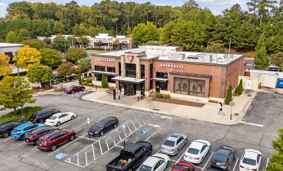 5707 Dillard Dr, Cary, NC à vendre - Photo du bâtiment - Image 2 de 7