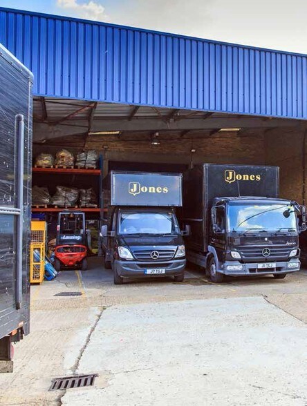 24 Creekside, Londres à louer - Photo du bâtiment - Image 3 de 5