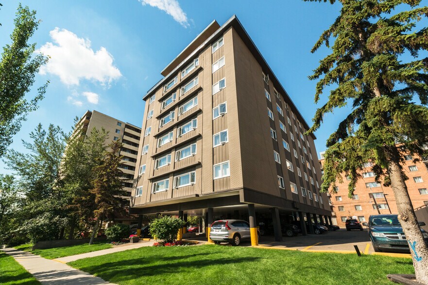 9830 105th St NW, Edmonton, AB à vendre - Photo du bâtiment - Image 2 de 2