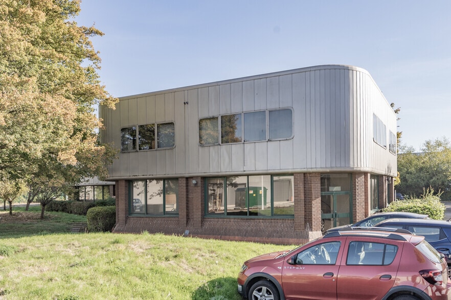 Dorcan Complex, Swindon for sale - Primary Photo - Image 1 of 2