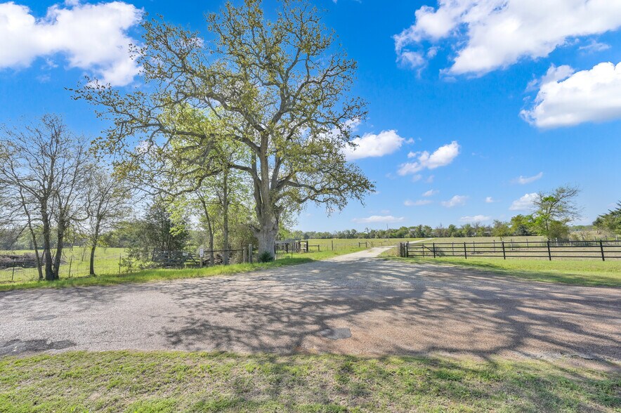 S Hickory Loop, Calvert, TX for sale - Building Photo - Image 3 of 19