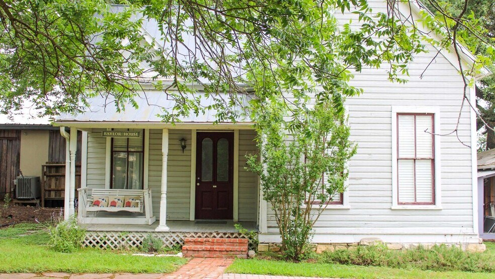 7 N Main St, Salado, TX à louer - Photo du bâtiment - Image 1 de 7