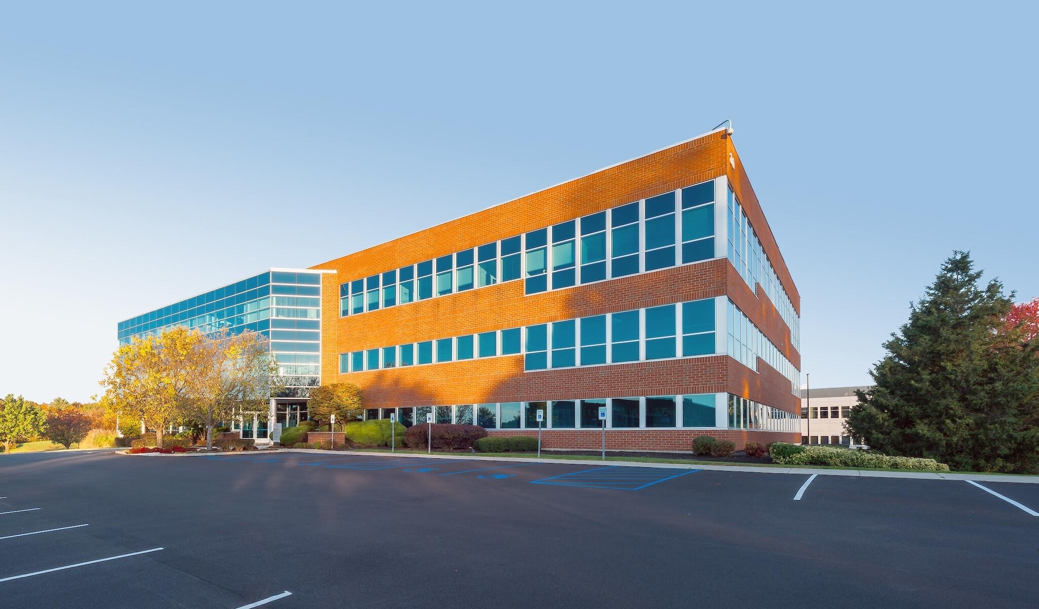 30 Century Hill Dr, Latham, NY à louer Photo du bâtiment- Image 1 de 2