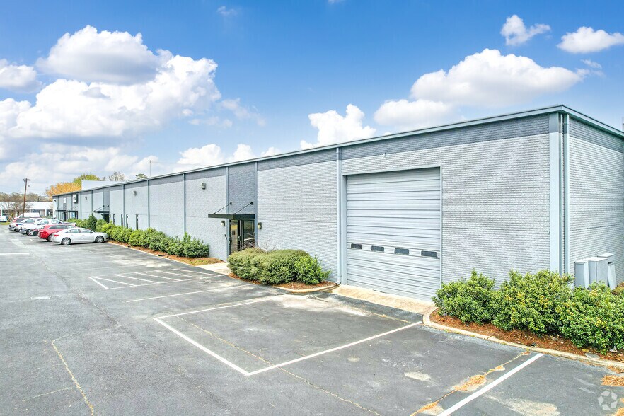 1000-1022 Pressley Rd, Charlotte, NC à louer - Photo du bâtiment - Image 1 de 11