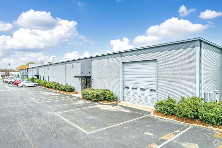 1000-1022 Pressley Rd, Charlotte, NC for lease - Primary Photo - Image 1 of 10