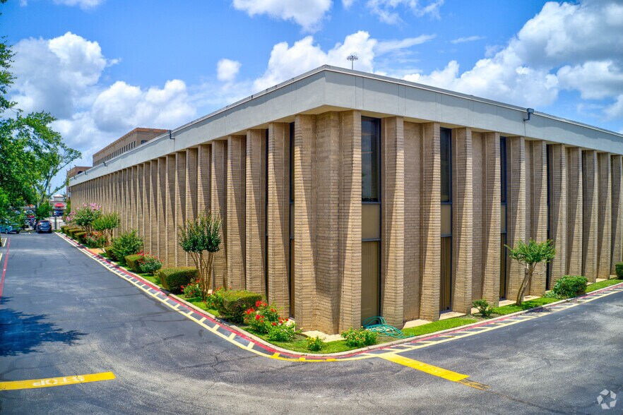 9219 Katy Fwy, Houston, TX à louer - Photo du bâtiment - Image 2 de 10