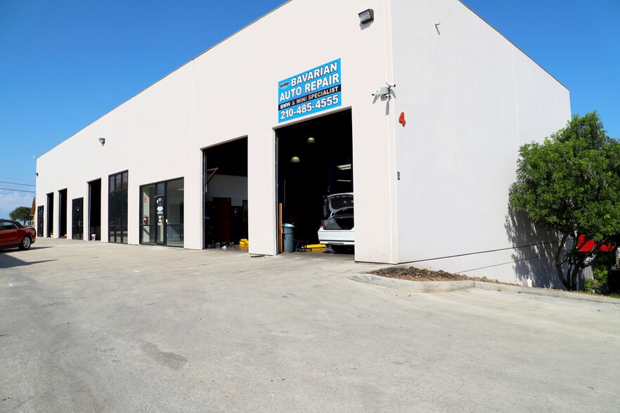 12066 Starcrest Dr, San Antonio, TX for lease - Building Photo - Image 3 of 6