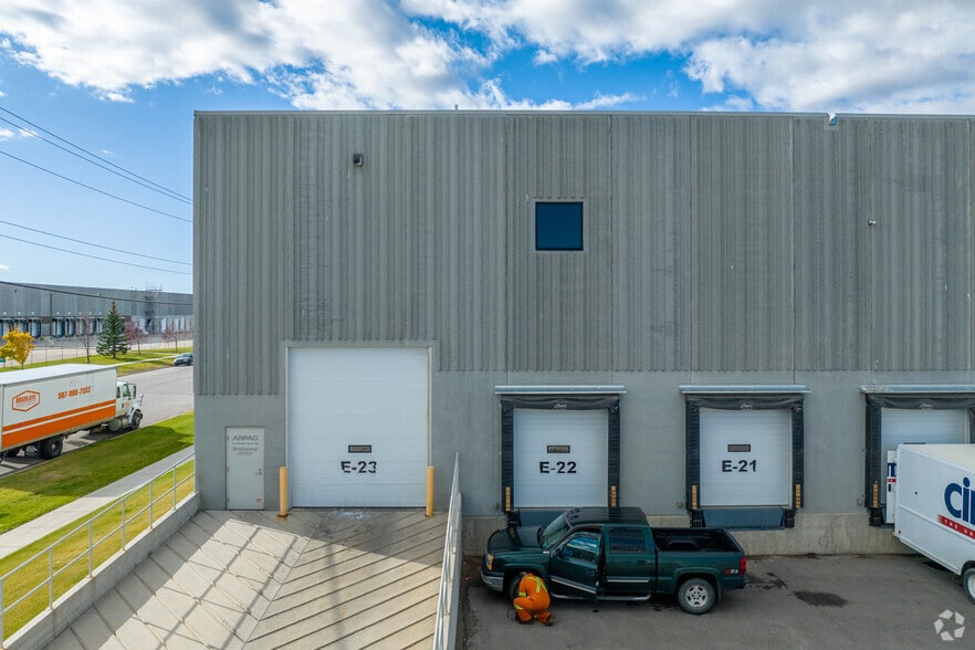 6000 72nd Ave SE, Calgary, AB à louer - Photo du bâtiment - Image 2 de 7