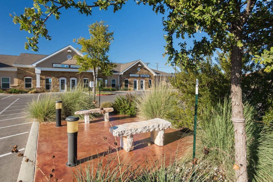 305 N Heatherwilde Blvd, Pflugerville, TX à louer - Photo du bâtiment - Image 2 de 5