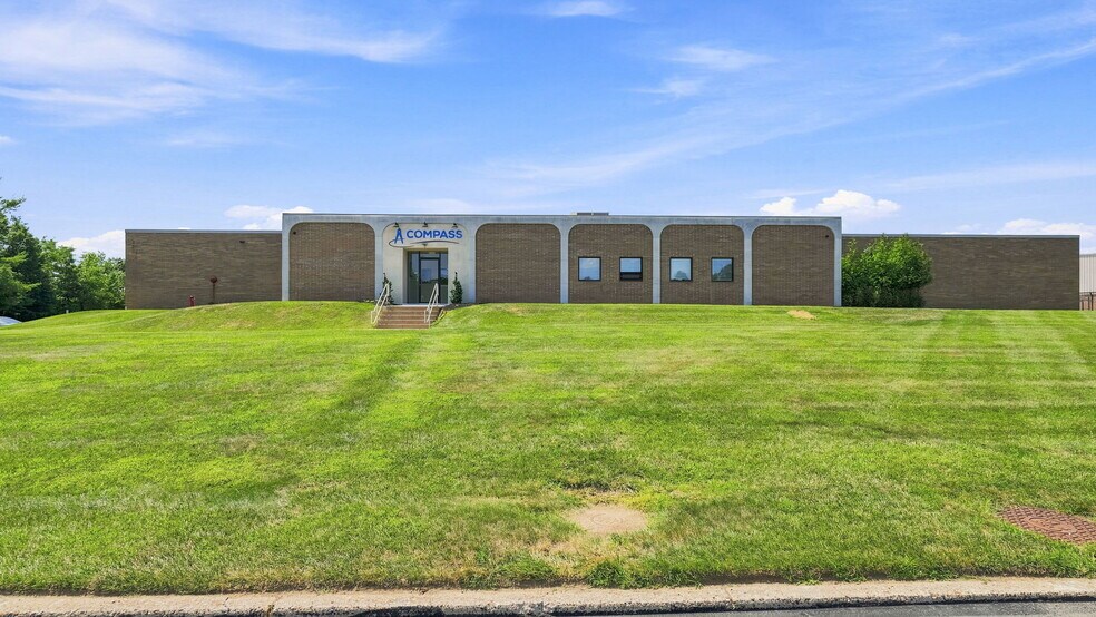 10500 Drummond Rd, Philadelphia, PA à louer - Photo du bâtiment - Image 3 de 28