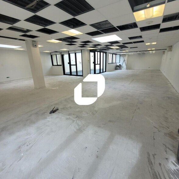 Office in Boulogne Billancourt for lease - Interior Photo - Image 3 of 5